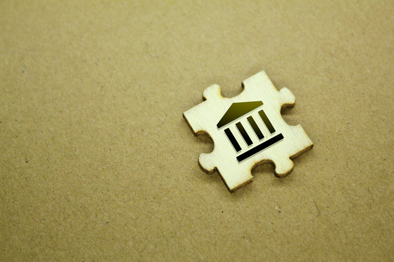 Wooden puzzle with a federal building icon on it